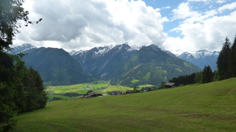 Wandern entlang des Sonnenwegs: Blick von der Neukirchner Sonnseite zum Nationalpark Hohe Tauern