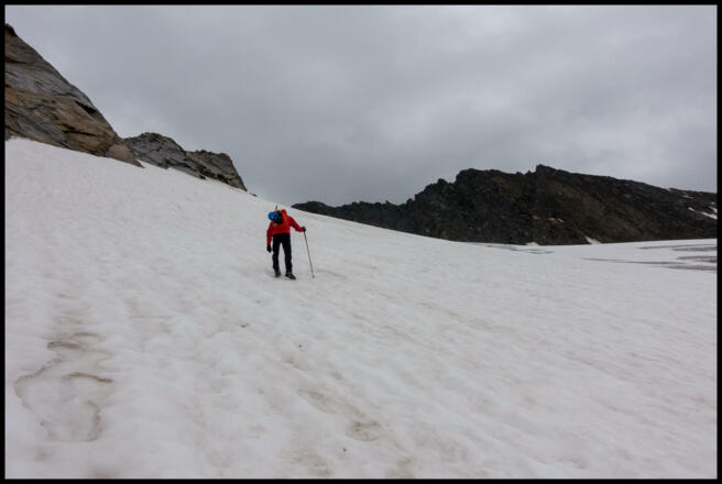 Auf den letzten Metern im Gletscher, im Hintergrund sieht man bereits das Gipfelkreuz