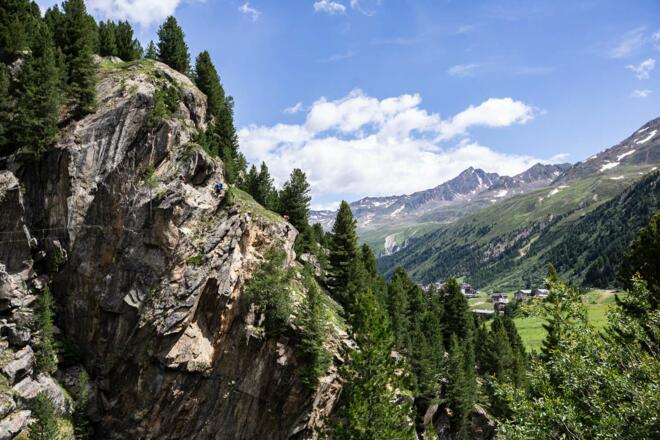 Bergsportler im Klettersteig bei Obergurgl
