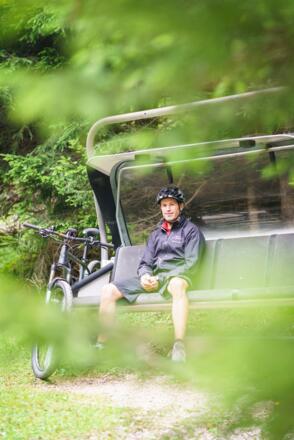 Pause in einer Sessellift-Ruhebank