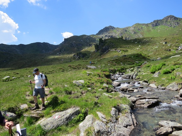 .. retour geht ein Weg am Bach entlang