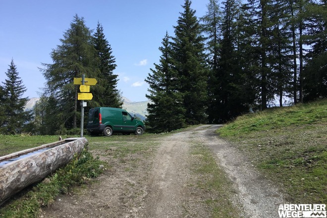 4.40 km - Auf Höhe des gelben Wegweisers vor Almhütte rechts abbiegen und Wiese hinaufgehen ("Präaualm").