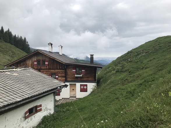 Die Wiegalm lädt kurz vor dem Aufsteig zum Gaisberg-Gipfel zur Rast ein