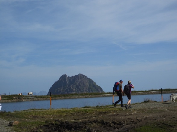 Wanderweg zum Gipfel mit Blick zum Großen Rettenstein