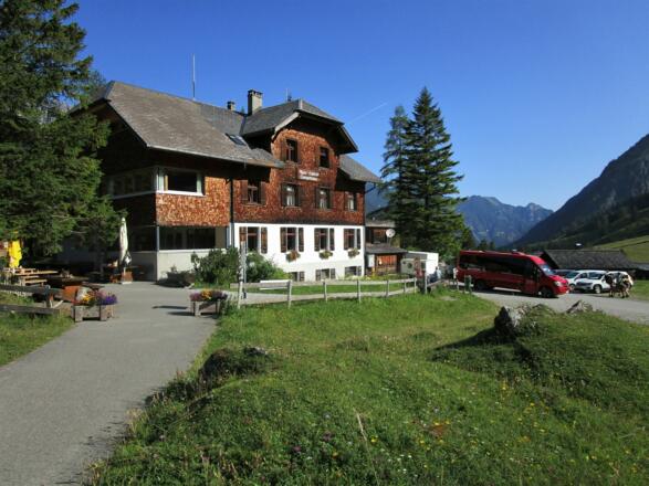 Ankunft mit dem Wanderbus beim Berghotel Gamperdona im Nenzinger Himmel