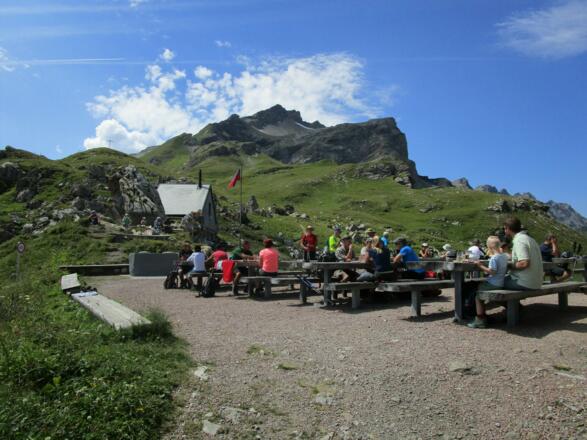 Die gut besuchte Pfälzer Hütte mit dem Naafkopf im Hintergrund