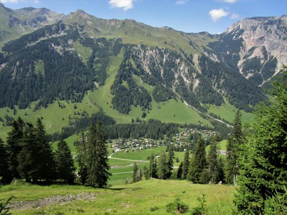 Immer wieder eröffnet sich der Blick auf den Nenzinger Himmel