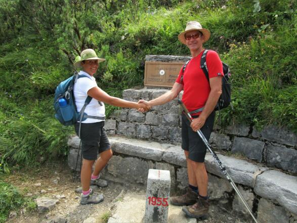 Symbolischer Friedenshandschlag über die Grenze Vorarlberg-Liechtenstein hinweg