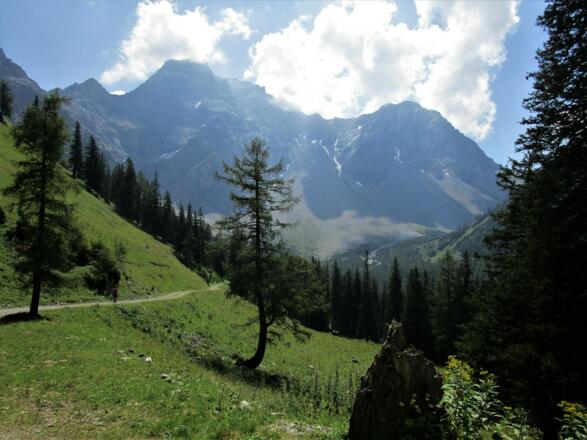 Schritt für Schritt sehen wir mehr von der wildromantischen Landschaft um den Hirschsee