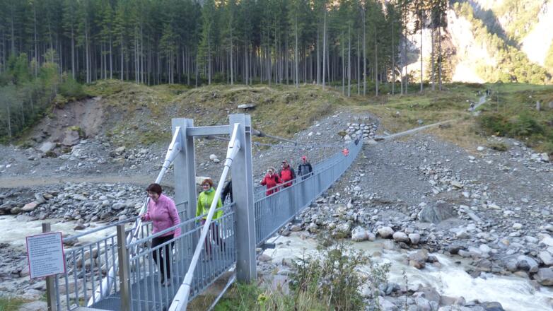 Start der Wanderung über die Hängebrücke
