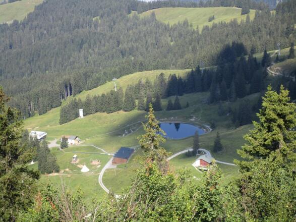 Die Falbastuba und Speicherteich des Skigebietes Gapfohl