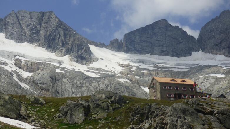 die Richterhütte und im Hintergrund die Reichenspitzgruppe