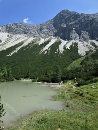 Die Schutthänge des Oberzalimkopfes scheinen den Hirschsee langsam zuzuschütten