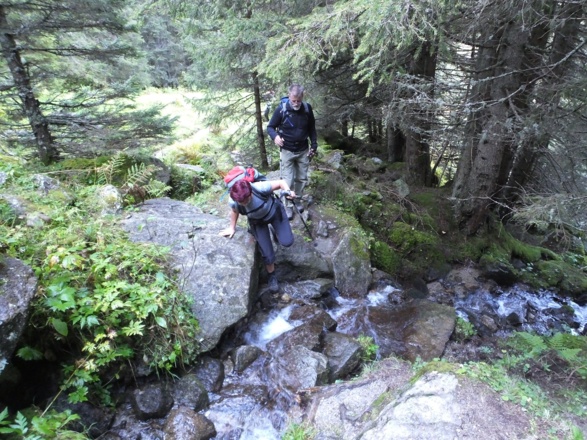 Weg entlang der Klamm