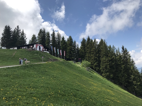 Die Hahnenkamm-Piste mit dem Starthaus