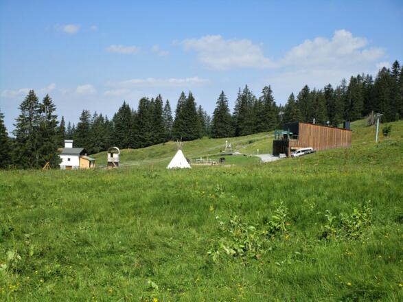 Hier gibt es von Freitag bis Samstag die Möglichkeit, mit dem Sessellift ins Tal zu fahren