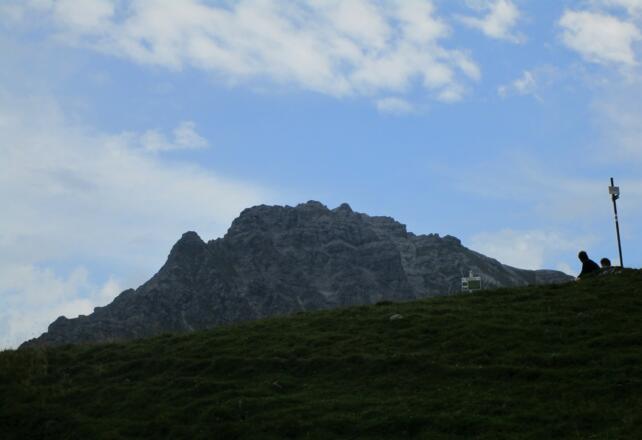 Vor uns baut sich das mächtige Kalkmassiv des Fundelkopfes (2401m) auf