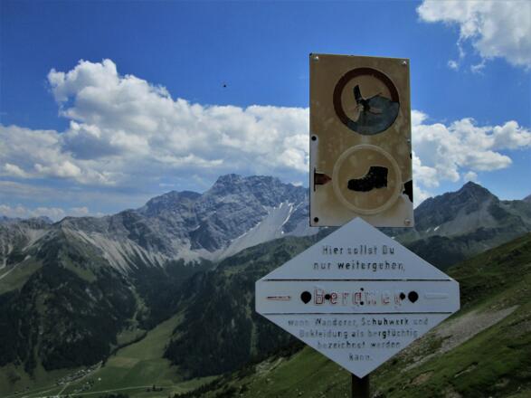 Eine wohl lustige, alte Tafel, die aber immer noch Gültigkeit hat. Die Ausrüstung ist den Gegebenheiten auzupassen.