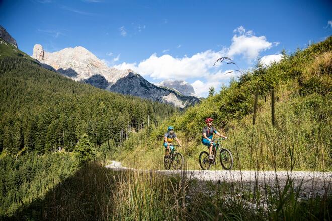 Im Hintergrund der Sommerstein
