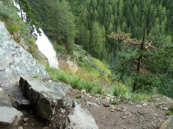 Blick auf Stuibenfall und Aussichtplattform