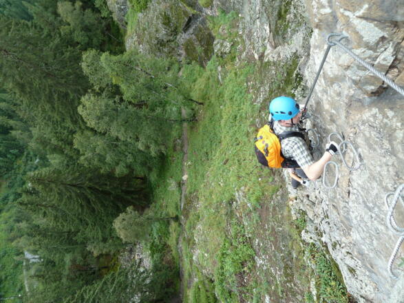 im Anfangsteil des Klettersteiges unten zusehen de Zustiegsweg
