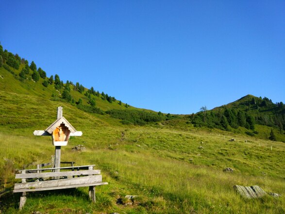 Bank beim Hochleger Breiteggalm mit Blick auf Breiteggspitz