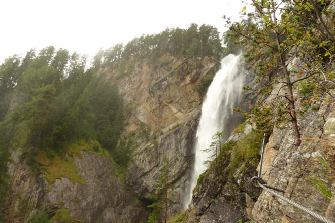 Blick auf den Wasserfall bei der Plattenquerung