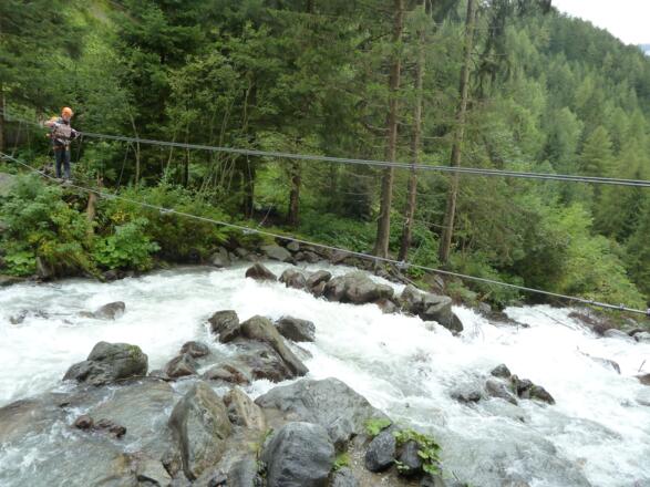 Überquerung der Einstiegsbrücke zum Zustiegsweg