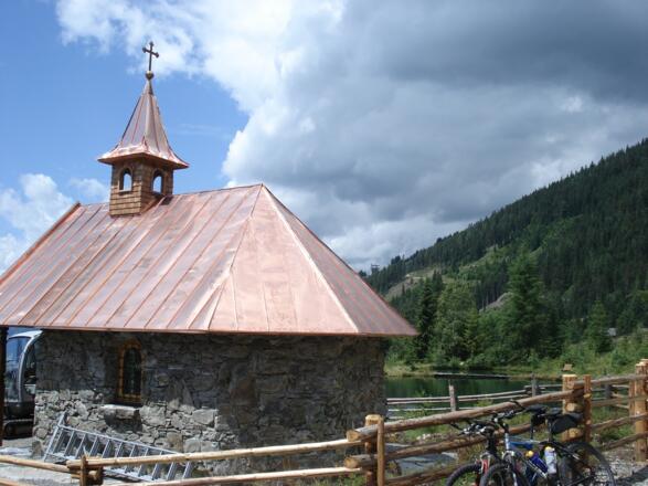 Abfahrt vorbei an der wunderschönen Kapelle