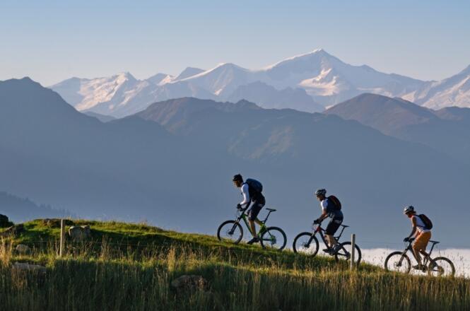 Mountainbiker oberhalb von Hopfgarten