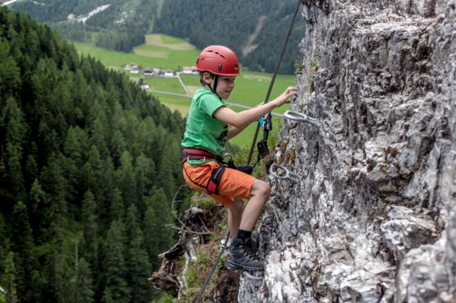 Ausreichend Tritte erleichtern die Kletterei