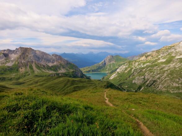 Blick zurück zur Ravensburger Hütte und zum Spuller See