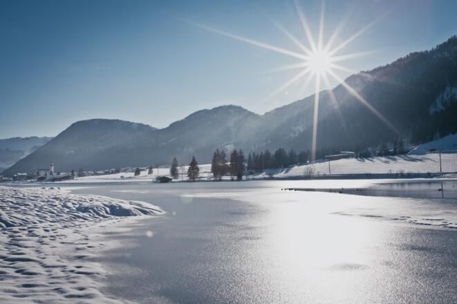 Pillersee mit Ort St. Ulrich a.P. im Winter