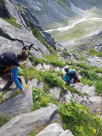 Abstieg zur Materialseilbahn