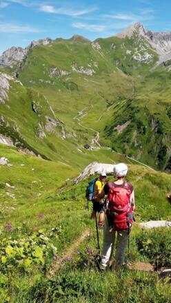 Abstieg zur Ravensburger Hütte mit Obere Wildgrubenspitze (oben rechts)