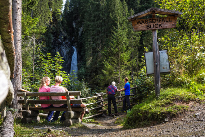 Gemütliche Rast mit Blick auf den Wasserfall