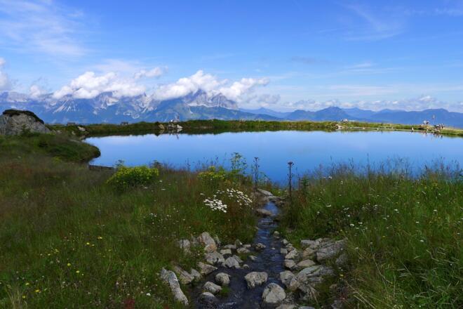 Kleiner See mit schönem Ausblick auf Etappe 4