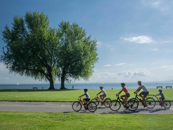 Die Familie geniesst die schöne Strecke auf dem Bodensee-Radweg