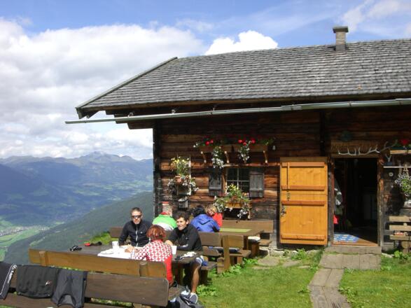 Gemütliche Bankerl und tolle Aussicht auf der Wildalm