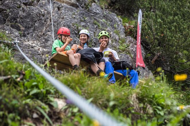 Holzbänke laden zu einer Pause ein
