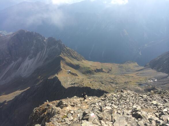 Tiefblick auf die Innsbrucker Hütte beim Aufstieg zum Habicht.