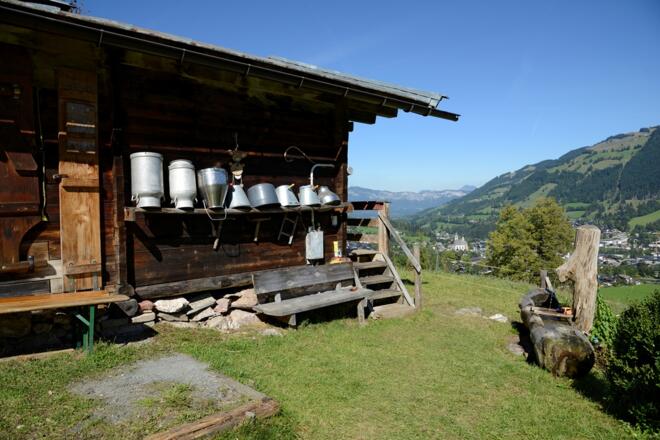 Dieser romantischen Alm begegnen wir auf Etappe 4.