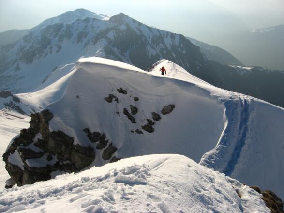 Am Grat befindet sich eine Scharte die bei starker Überwechtung mit Vorsicht begangen werden muss.