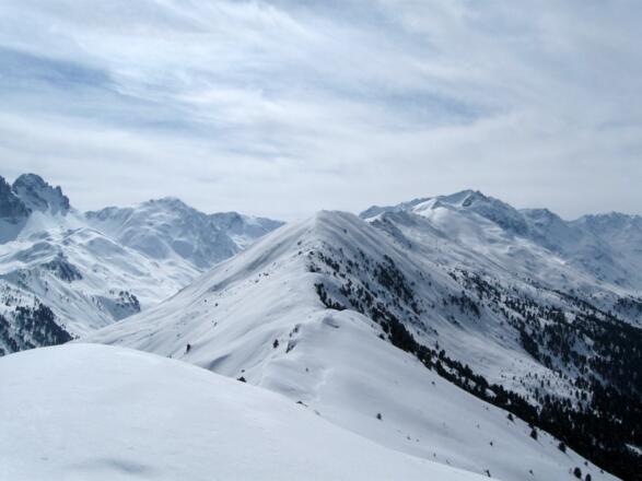 Blick in den Talschluß des Senderstales - Am Rücken entlang der Breitschwemmkogel, Angerbergkopf und Schaflegerkogel, etwas links der Bildmitte der Gamskogel und am linken Rand die Schlicker Seespitze
