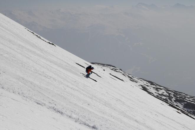 Abfahrt über die Gipfelflanke - hier muss man ein bisschen auf den Firn warten.