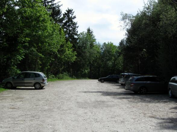 Großer gebührenfreier Parkplatz am Beginn.