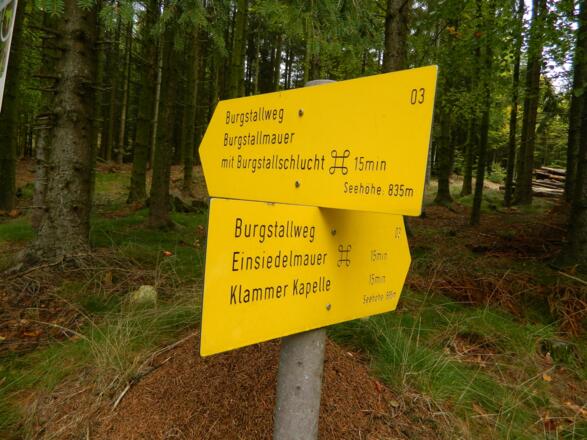 Wegweiser knapp vor Burgstallmauer