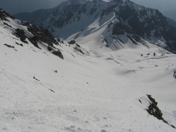 Das Abfahrtsgelände unterhalb der Kugelwand, in Bildmitte wieder das Kalbenjoch.