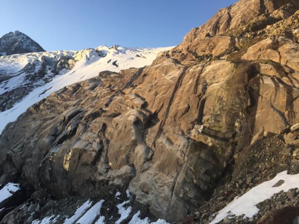 Hier erfolgt der Aufstieg der teilweise mit Steinmännern und durch Trittspuren markiert ist.