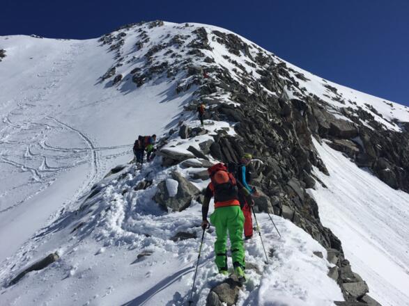 Kurz nach dem Skidepot am Grat. Links Abfahrtsspuren in der Westwand.